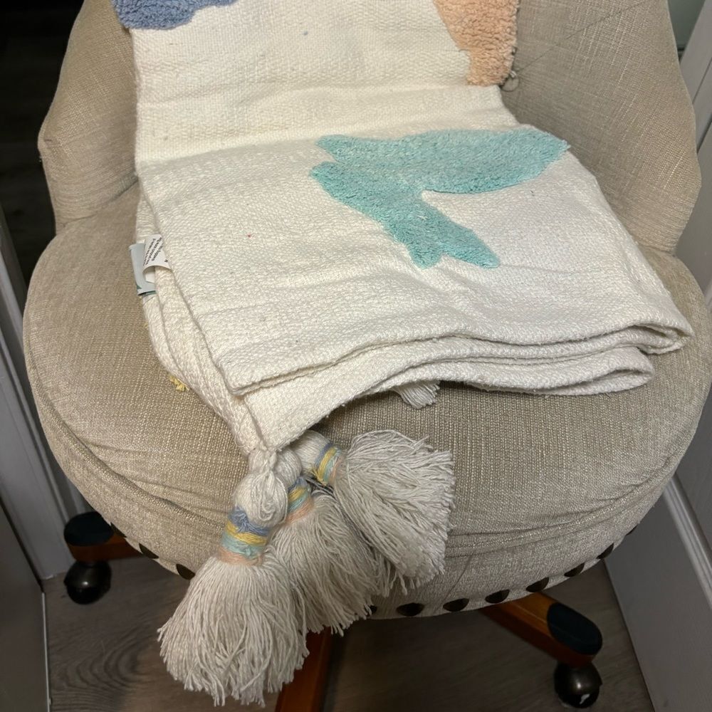 Pastel Easter bunny throw blanket with tassels NEW - Picture 3 of 5